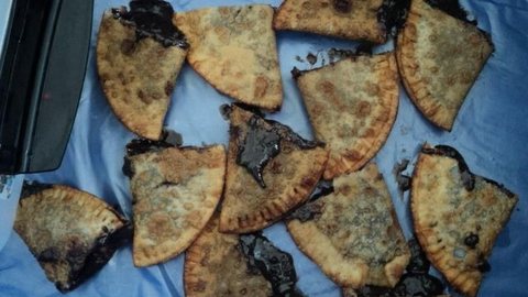 Visitantes escondem droga em recheio de pastel, salada e até tênis de criança para tentar entrar em presídios