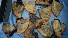 Visitantes escondem droga em recheio de pastel, salada e até tênis de criança para tentar entrar em presídios