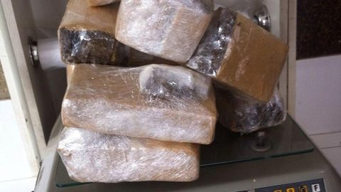 Polícia encontra tabletes de maconha enterrados dentro de cemitério de Araçatuba