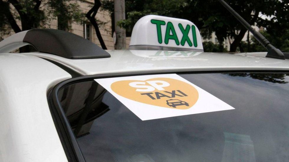 Capital paulista desobriga uso de máscaras em táxis e carros de app