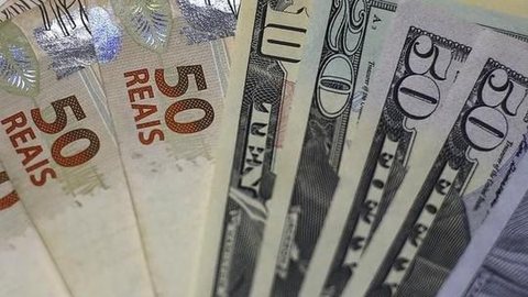 Dólar opera em queda, perto de R$ 4