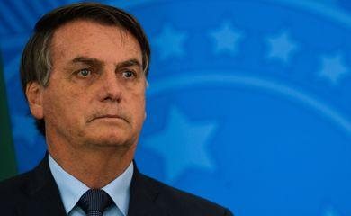 País precisa ser informado sem pânico, diz Bolsonaro