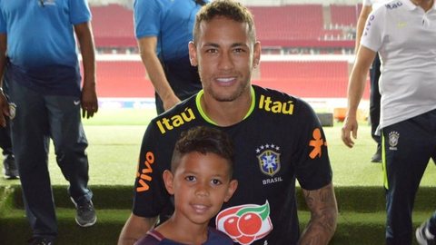 De pais para filhos: família Tite realiza sonho de Kempes, e João conhece Neymar