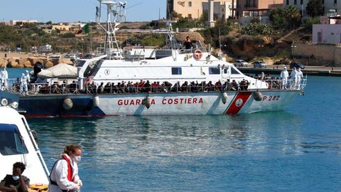 Mais de 2 mil migrantes chegam a Lampedusa em 24 horas