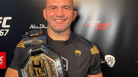 UFC 267: Glover Teixeira celebra título dos meio-pesados: “Sonho de 20 anos”
