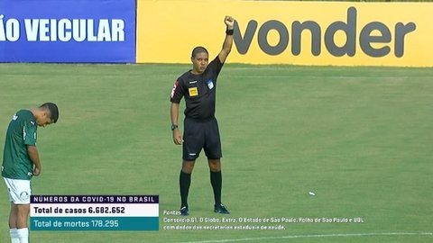Árbitro de Bahia x Palmeiras faz protesto antirracista antes de jogo da Copa do Brasil Sub-20