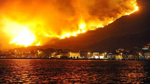 Incêndio na Croácia é controlado antes de atingir Split; Montenegro pede ajuda