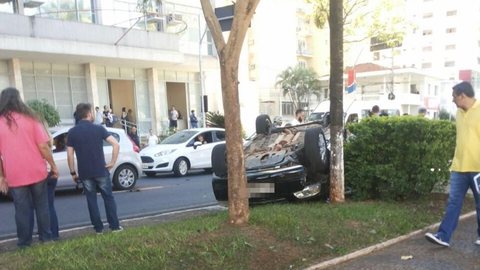 Motorista capota o carro em avenida de Rio Preto