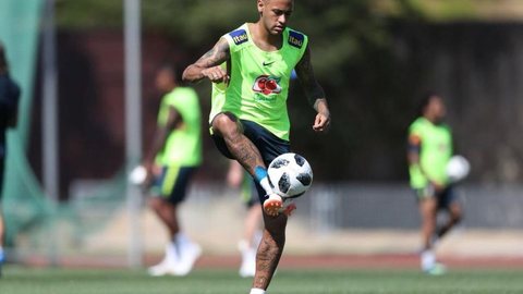 Um dia após deixar treino com dores, Neymar volta a trabalhar com bola