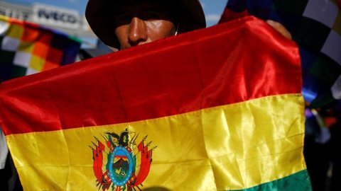 Bolívia: após anunciar candidatura, Áñez pede a renúncia de ministros