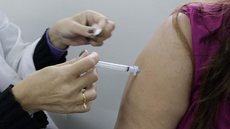 Prefeitura de SP retoma vacinação nesta quarta, divulga novo calendário e adia grupos de 44, 45 e 46 anos