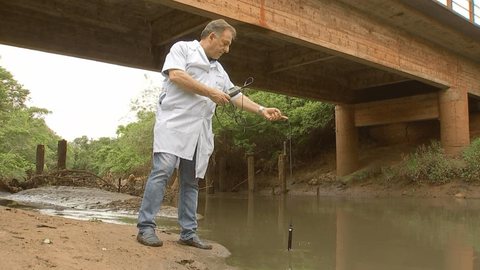 Medição no rio Preto encontra fezes após moradores reclamarem de água escura