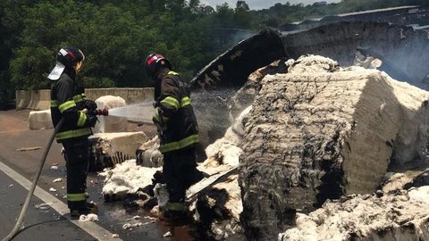 Caminhão pega fogo após tombar na Rodovia Washington Luís em Rio Preto
