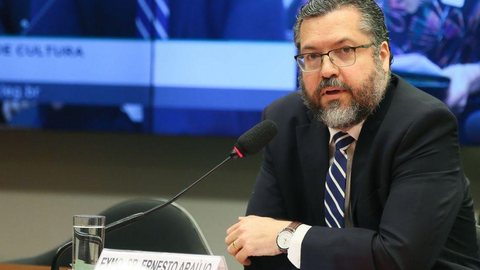 Ernesto Araujo anuncia suspensão do Brasil da Celac