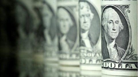 Dólar sobe forte e bate R$ 3,97 com cena eleitoral no radar