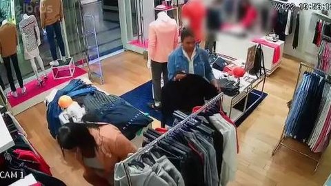 Imagem Mulher levanta vestido e esconde jaqueta de R$ 1.300 entre as pernas durante furto em SP