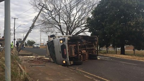 Caminhão tomba após motorista atingir poste de energia em avenida de Rio Preto