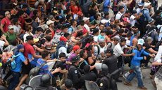 Imigrantes hondurenhos que viajam em caravana rumo aos EUA atravessam para o México