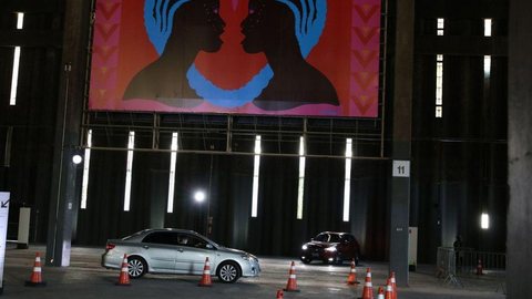 Capital paulista recebe exposição drive-thru com painéis gigantes
