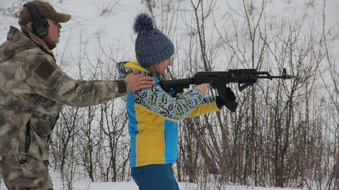 Ucranianas fazem cursos de autodefesa perto da fronteira com a Rússia