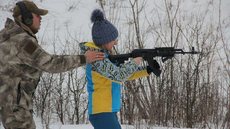 Ucranianas fazem cursos de autodefesa perto da fronteira com a Rússia