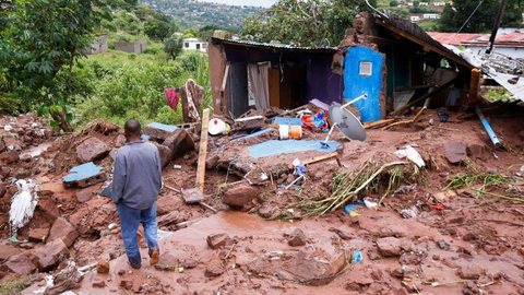 Imagem Equipes procuram desaparecidos após enchentes na África do Sul