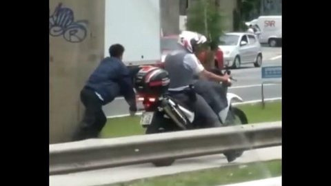 PM de SP é afastado ao puxar homem negro algemado a moto e pode responder por tortura, racismo e abuso