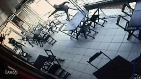 Polícia apura vingança em caso de idoso morto em bar: ‘Chegou, atirou e foi embora’, diz delegado