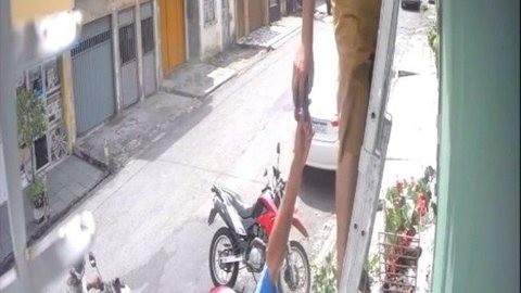 Homem é assaltado em escada enquanto instalava câmera de segurança; veja vídeo