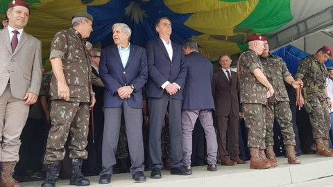 Bolsonaro participa de cerimônia militar no Rio