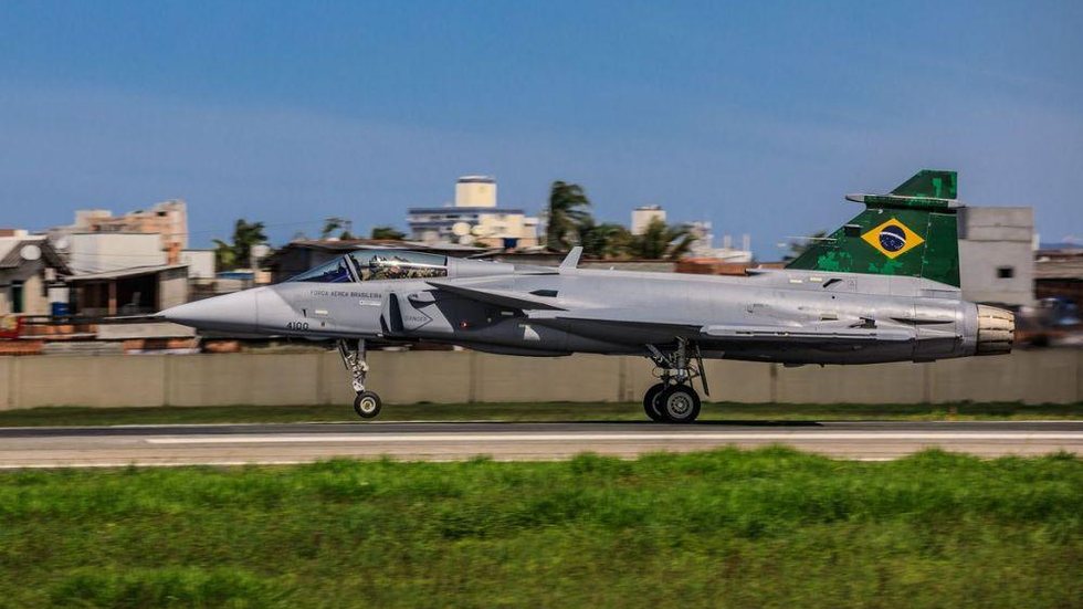 Caças Gripen já voam pelo espaço aéreo brasileiro