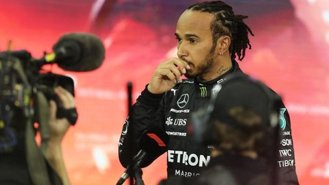 Chefe da Mercedes explica silêncio de Hamilton após derrota para Verstappen