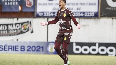 Brusque anuncia renovação de contrato com Ruan Carneiro