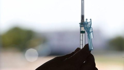 Primeira dose da vacina contra covid-19 permanece suspensa no Rio