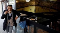 Cafés da Espanha reabrem após queda no total de mortes por coronavírus