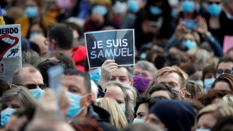França fecha mesquita em Paris após decapitação de professor