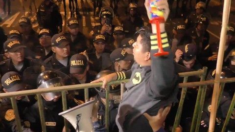 Peru: Rodovia é bloqueada para pessoas não fugirem do isolamento