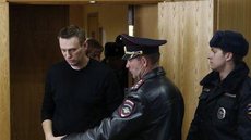 Crítico do Kremlin, Navalny é levado a hospital alemão