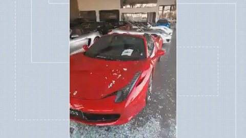 Homem apedreja loja de carros de luxo em Brasília e atinge Ferrari avaliada em R$ 1,5 milhão