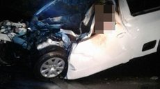 Motorista morre carbonizado ao bater carro em caminhão