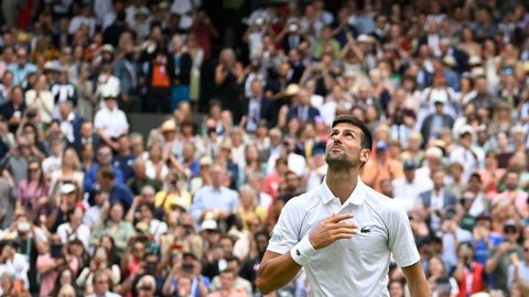 Imagem Djokovic vence Sinner de virada e avança às semifinais de Wimbledon