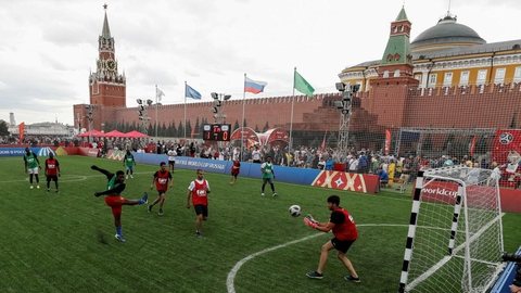 Contra discriminação, imigrantes asiáticos e africanos vivendo na Rússia jogam futebol na Praça Vermelha