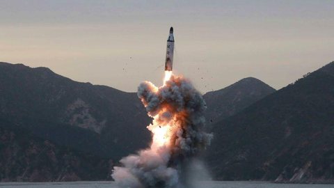EUA impõem sanções a norte-coreanos e russos após testes de mísseis