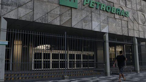 Imagem Petrobras reinicia processo de venda de três refinarias