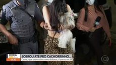 Casal usa cachorro como disfarce para esconder bolsa com pistola de mira laser e munição de fuzil; homem e mulher foram presos