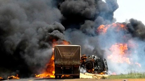 Carreta e caminhão-tanque batem de frente e veículos explodem em Bastos
