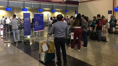 Preço médio das passagens caiu de 7% a 30% entre aéreas que já cobram por despacho de bagagens
