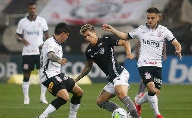 Corinthians e Botafogo empatam em partida de muitos gols e polêmica