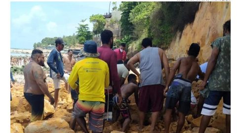 Após morte de família, técnicos inspecionam falésias na Praia de Pipa
