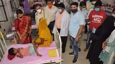 O que está por trás da ‘misteriosa’ febre que vem matando crianças na Índia